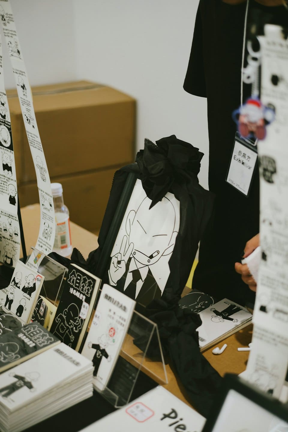 Stand espositivo a un evento con fumetti e magliette.